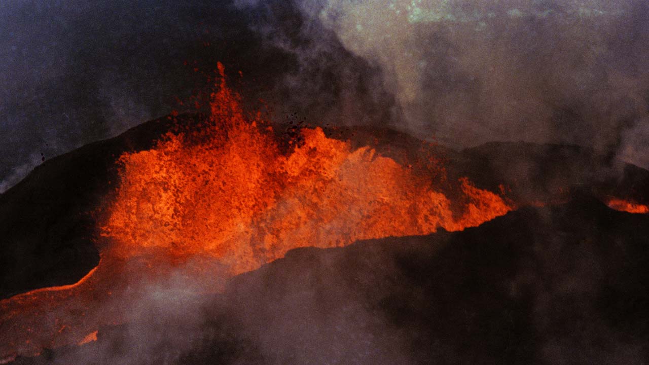 Dünyanın en büyük aktif yanardağı patladı!