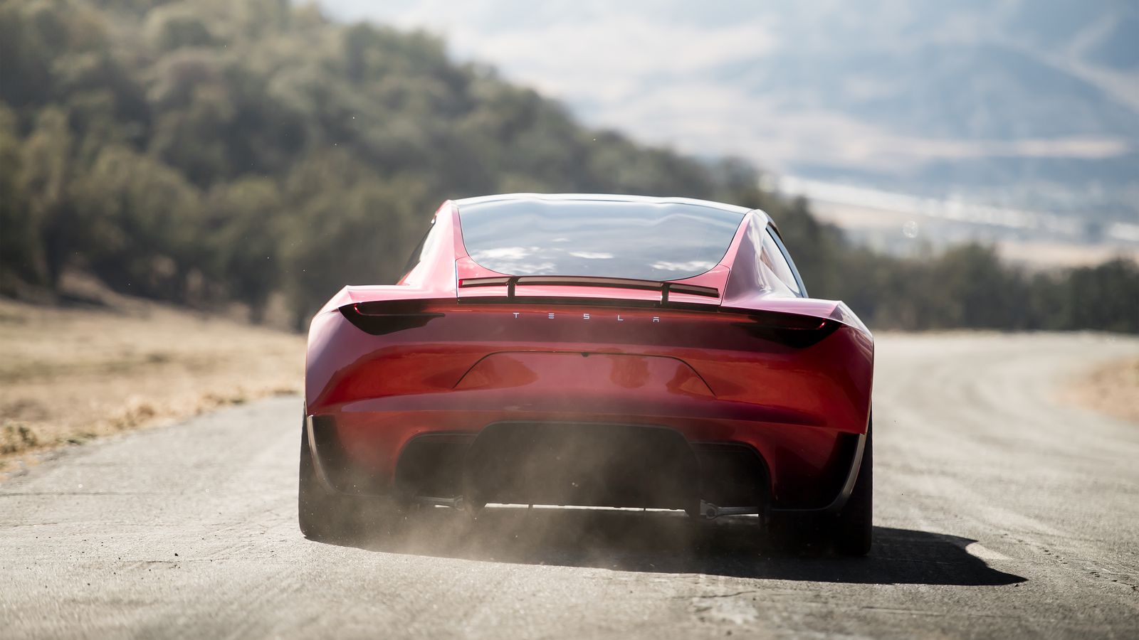 Tesla Roadster'ın arkadan görünüşü.