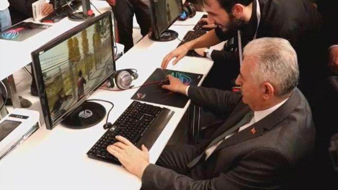 6. Uluslararası Kitap Fuarı'nda Binali Yıldırım PUBG oynadı! ShiftDelete.Net-1