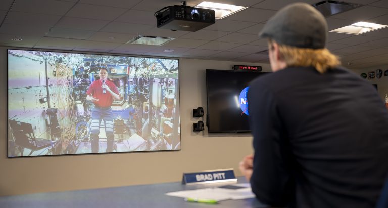 brad-pitt-nasa-astronotu-ile-roportaj-yapti-768x411.jpg