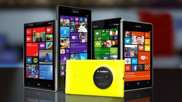 Microsoft Windows Phone 8.1 işletim sisteminin fişini çekiyor