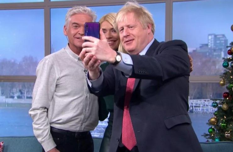 İngiltere Başbakanı Boris Johnson Huawei P20 Pro ile selfie paylaştı