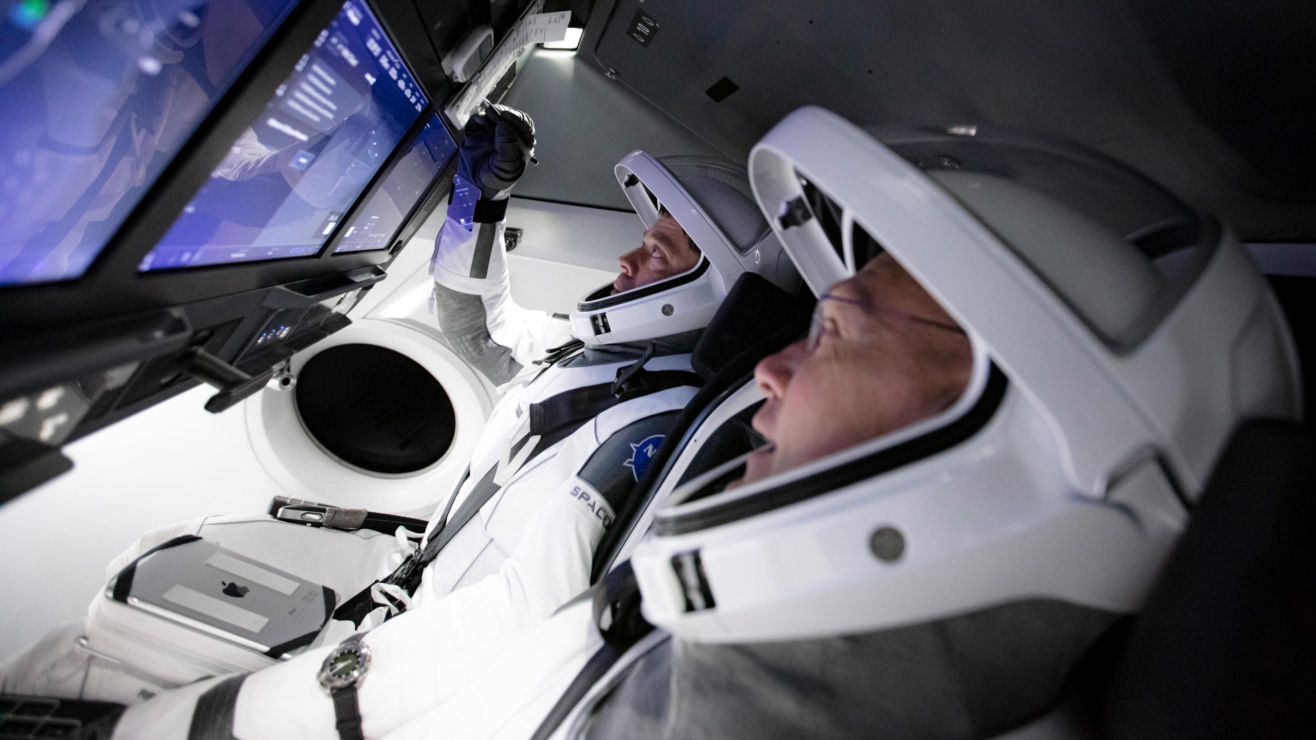 SpaceX, Crew Dragon ile astronotları gönderdi!