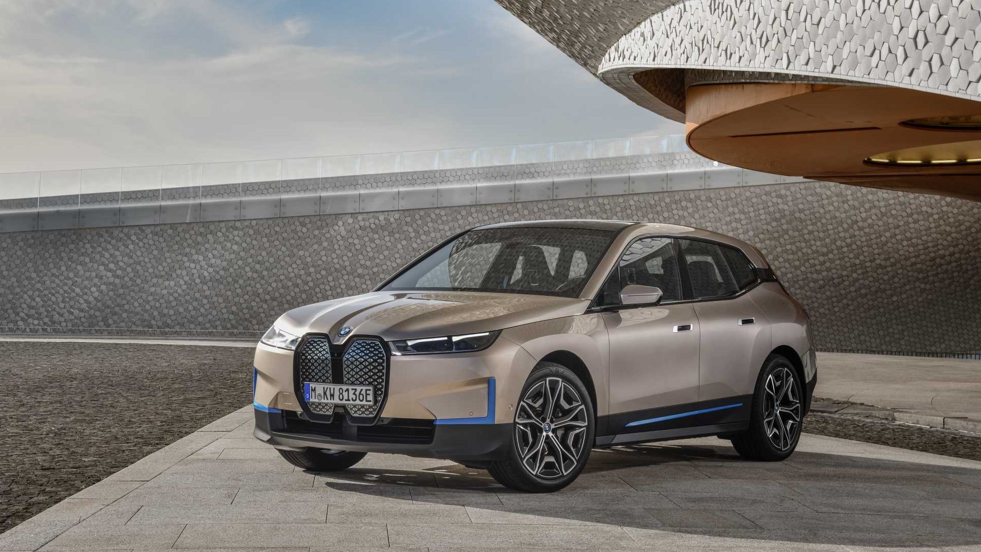 BMW iX tanıtıldı; Elektrikli SUV!
