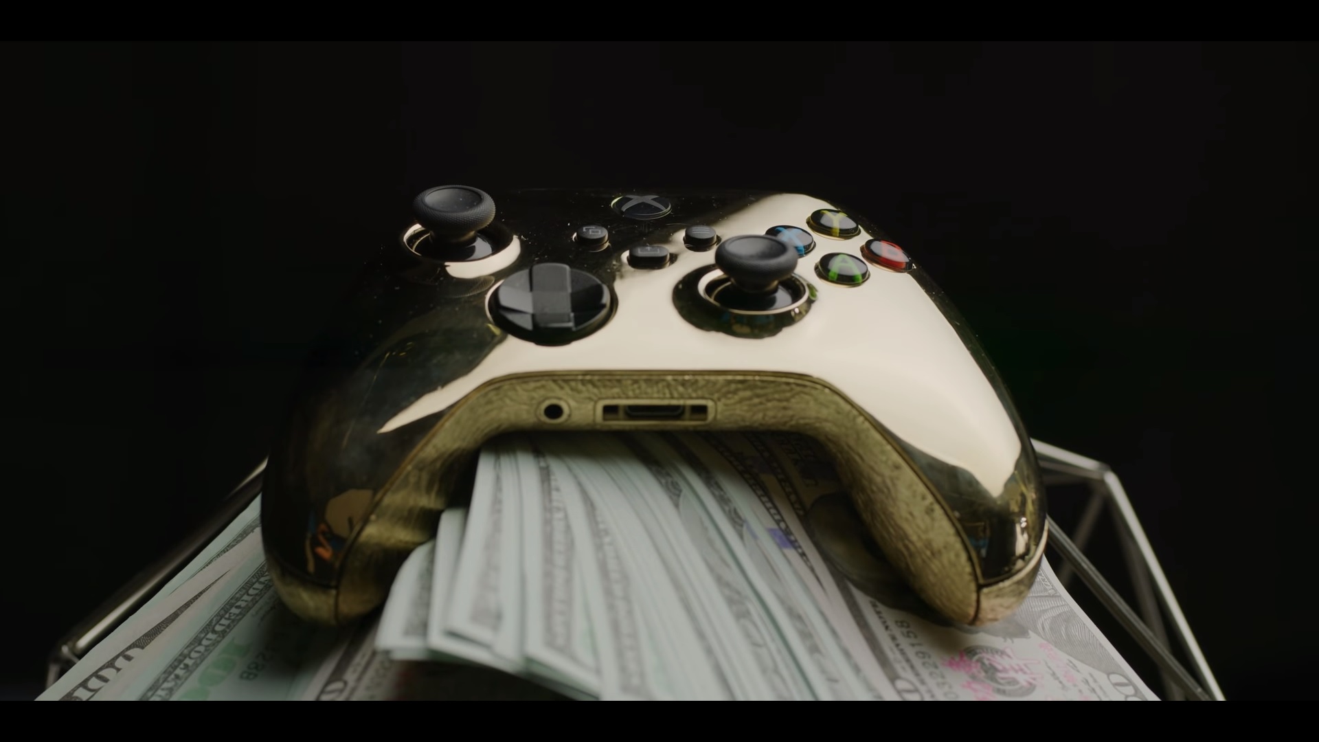 Altın kaplama Xbox kontrolcüsü