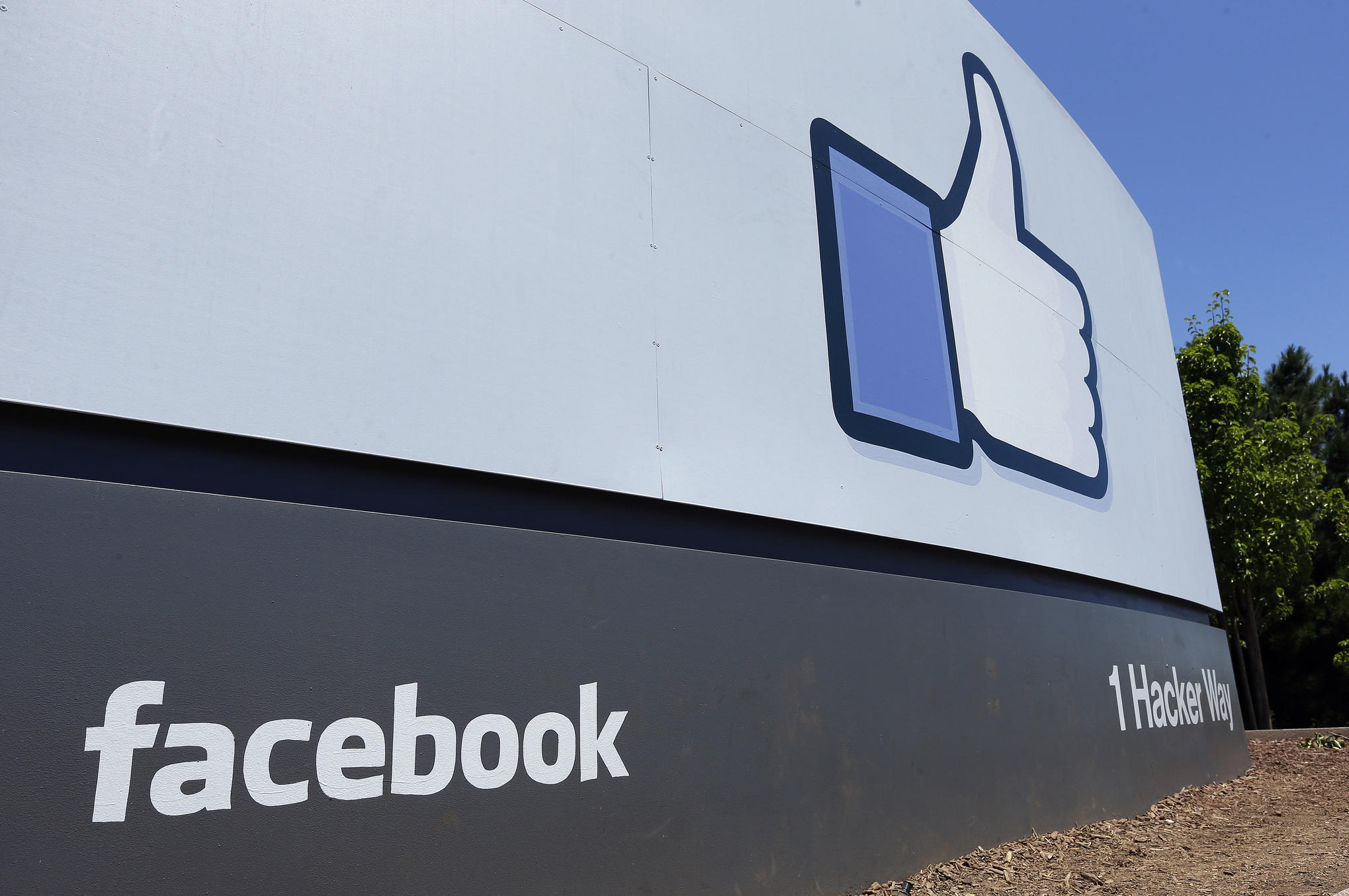 Facebook, ırkçılık iddiaları ile gündemde