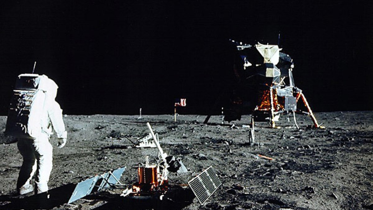 İlk insanlı Ay görevi