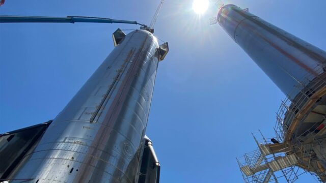 SpaceX en büyük roketi monte etti