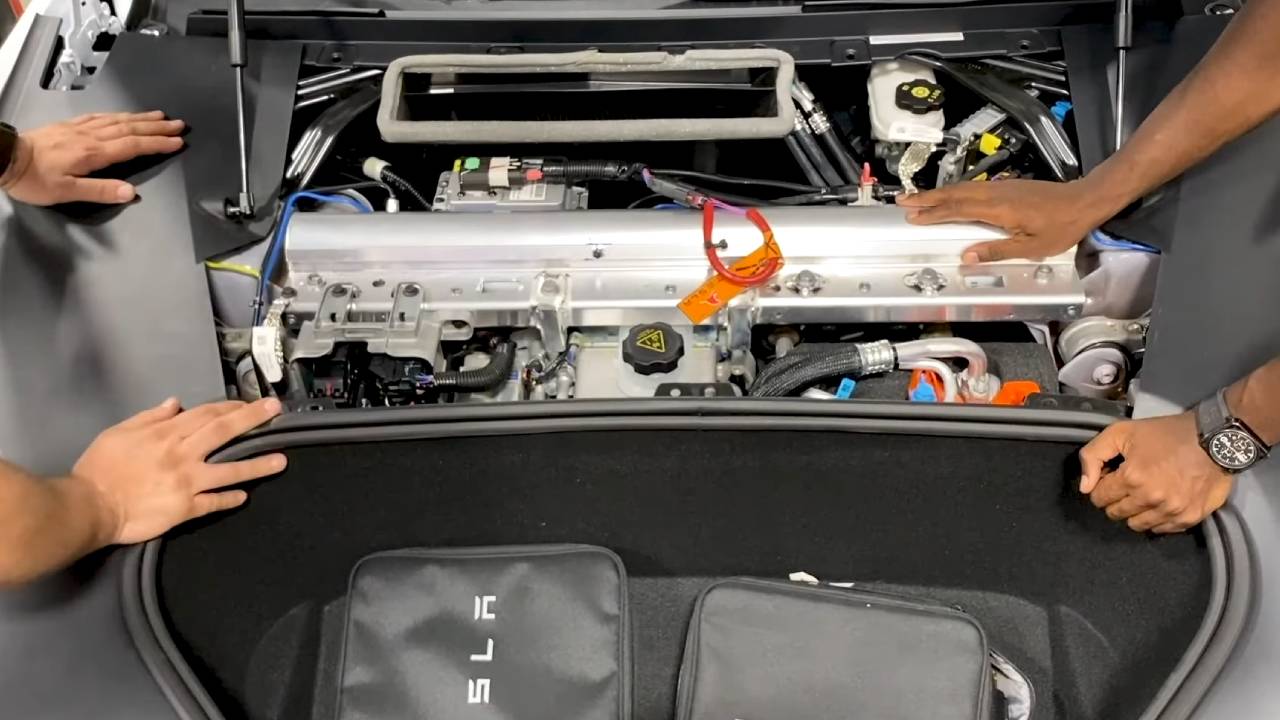 Rich Rebuilds, dünyanın en hızlı elektrikli sedan aracı olan Tesla Model S Plaid'i parçalarına ayırdı.