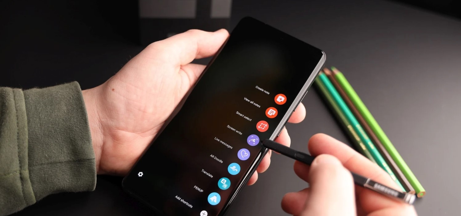 Samsung Galaxy S22 Ultra modeline S Pen yuvası eklenecek.