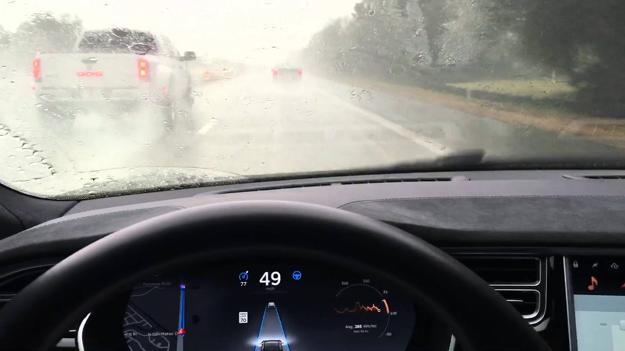 Tesla Model S, yağmur sırasında aldığı hasar nedeniyle bozuldu