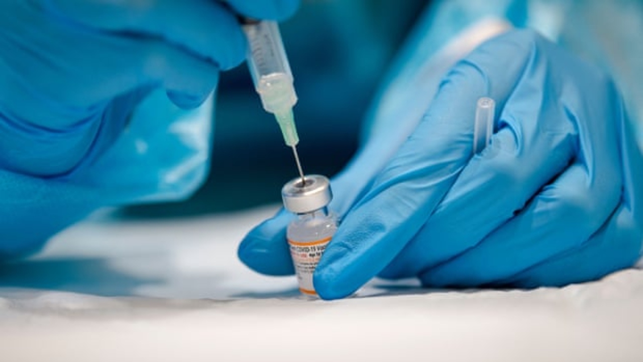 Moderna ve Pfizer, Omicron varyantı için aşıları değiştirecek 