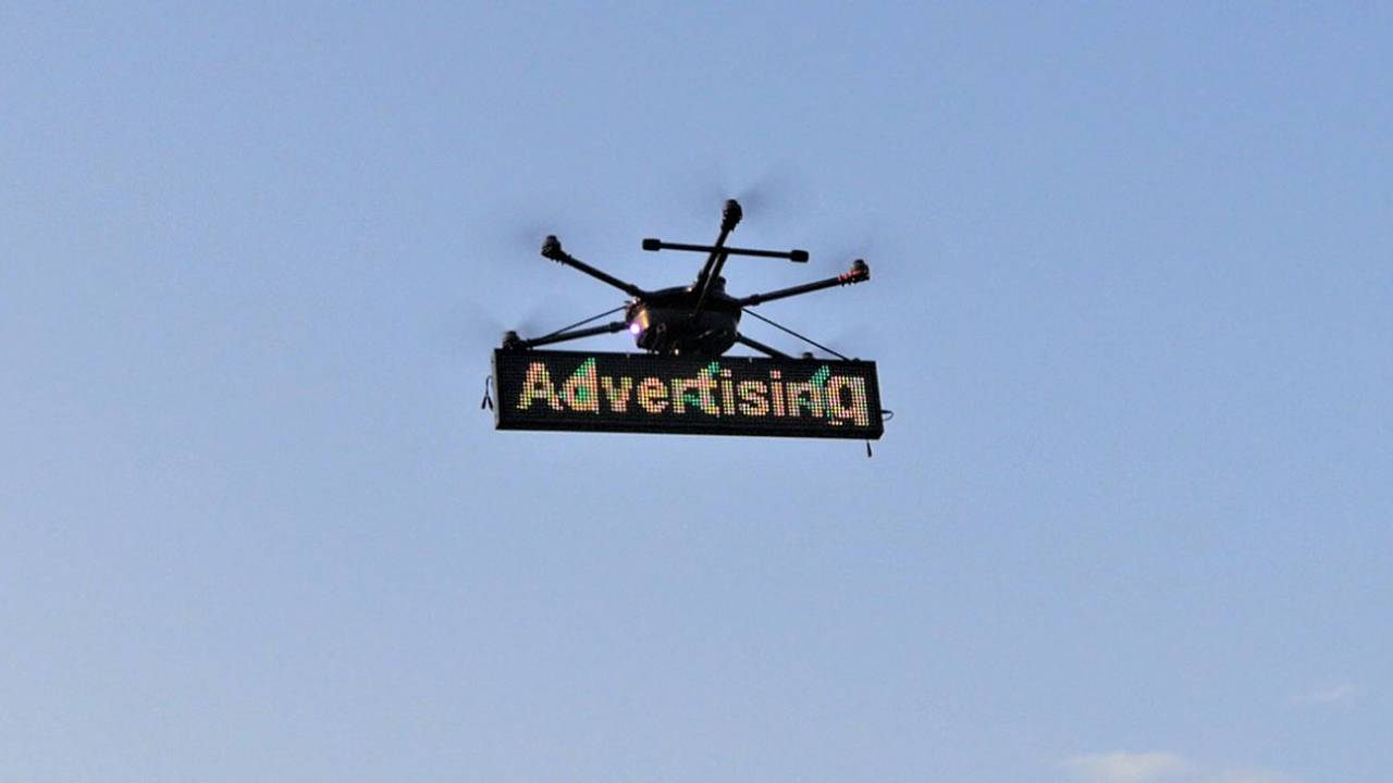 Savaşı fırsata çeviren adam, drone ile reklam yaptı!