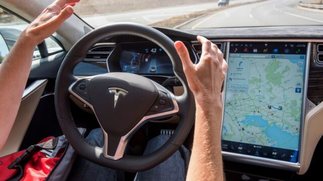 Tesla, araç kazalarını YouTube’a yükleyen çalışanını kovdu
