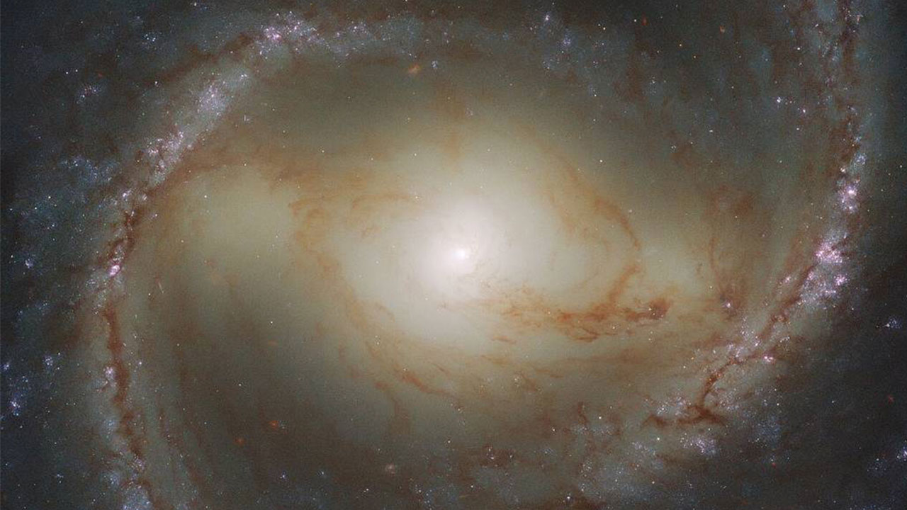 Hubble teleskobu devasa kara deliğe yakından bakıyor!