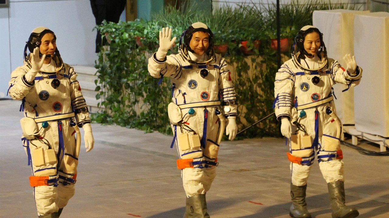 Çin bir ilki başardı: Astronotlar altı ay sonra Dünya’ya döndü
