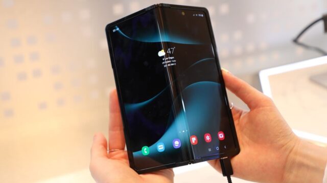 A new 360-degree folding screen from Samsung!